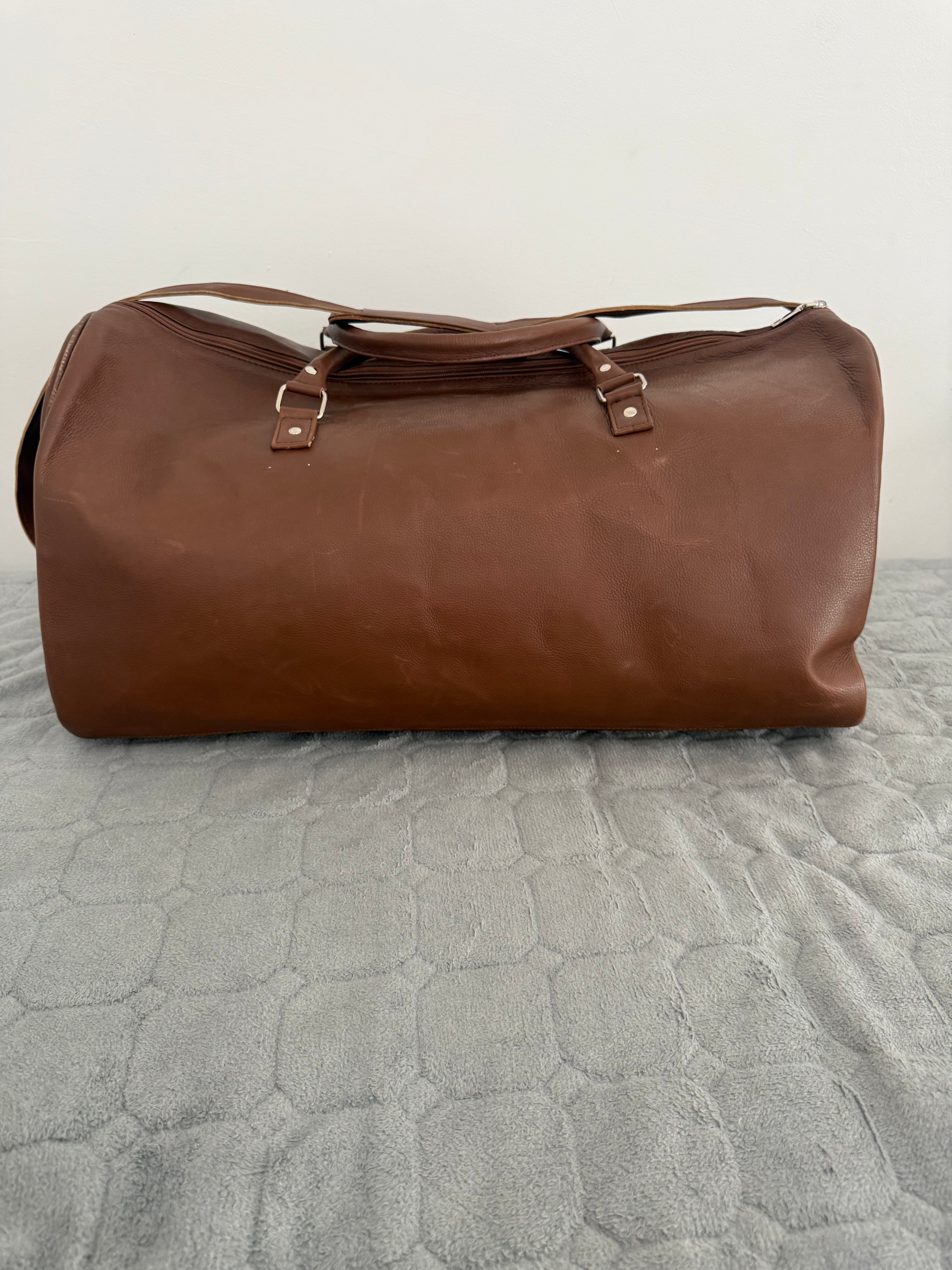 Rucksack – Braun mit mehreren Fächern und tragbar