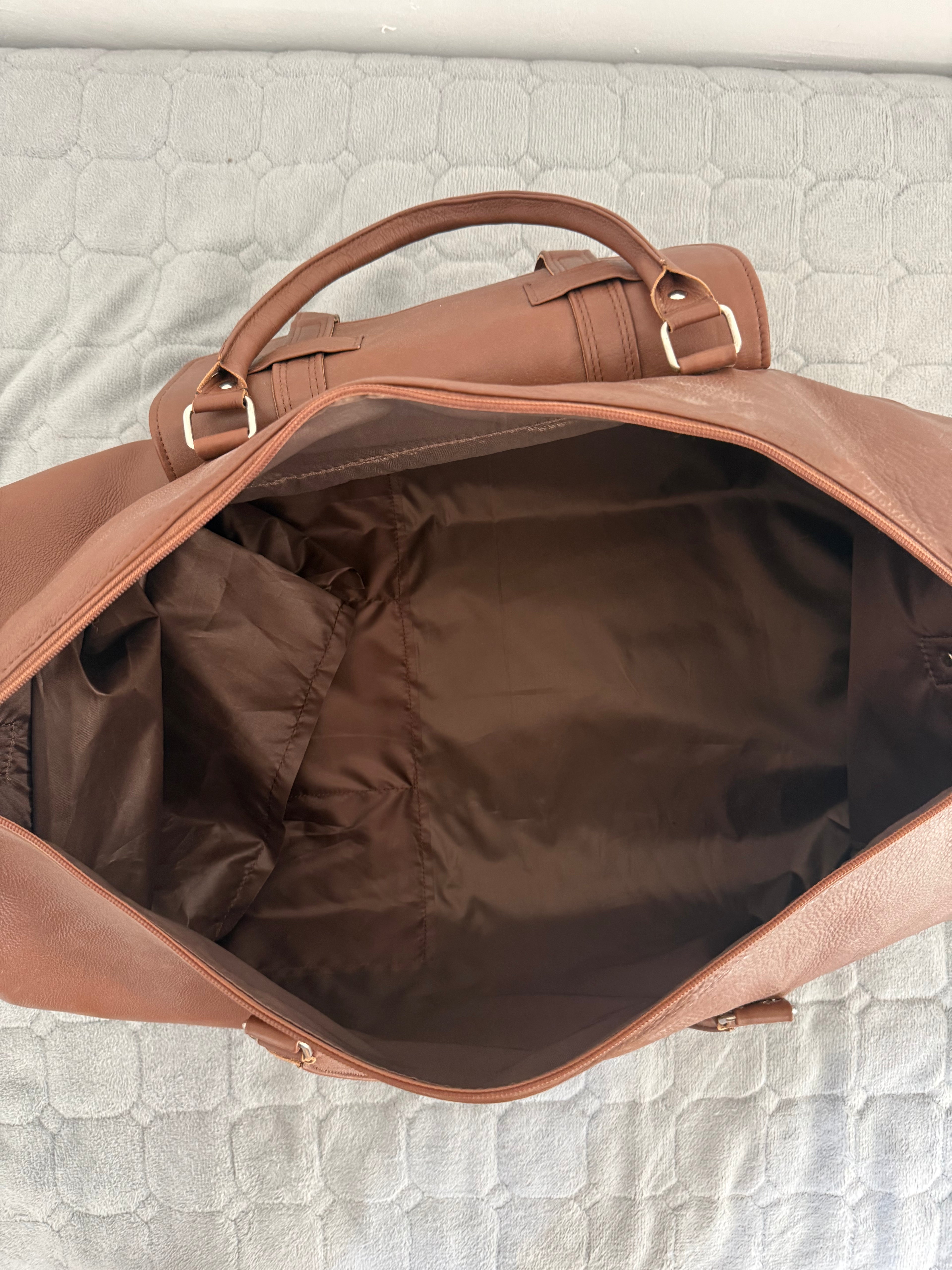 Rucksack – Braun mit mehreren Fächern und tragbar